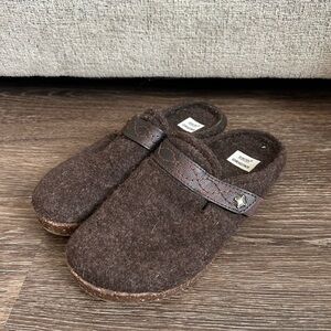 Earth Origins Brown Wool Slip-On Clogs Slippers size 6 Mocha